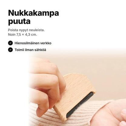 Puinen nukkakampa eli villakampa neuleen hihalla – noin 7,5 × 4,3 cm, hienosilmäinen verkko