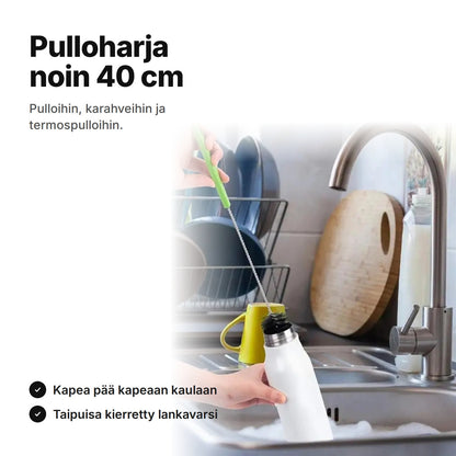 Pitkävartinen pulloharja työnnetään juomapulloon tiskialtaan ääressä – noin 40 cm, kapea pää ja taipuisa varsi