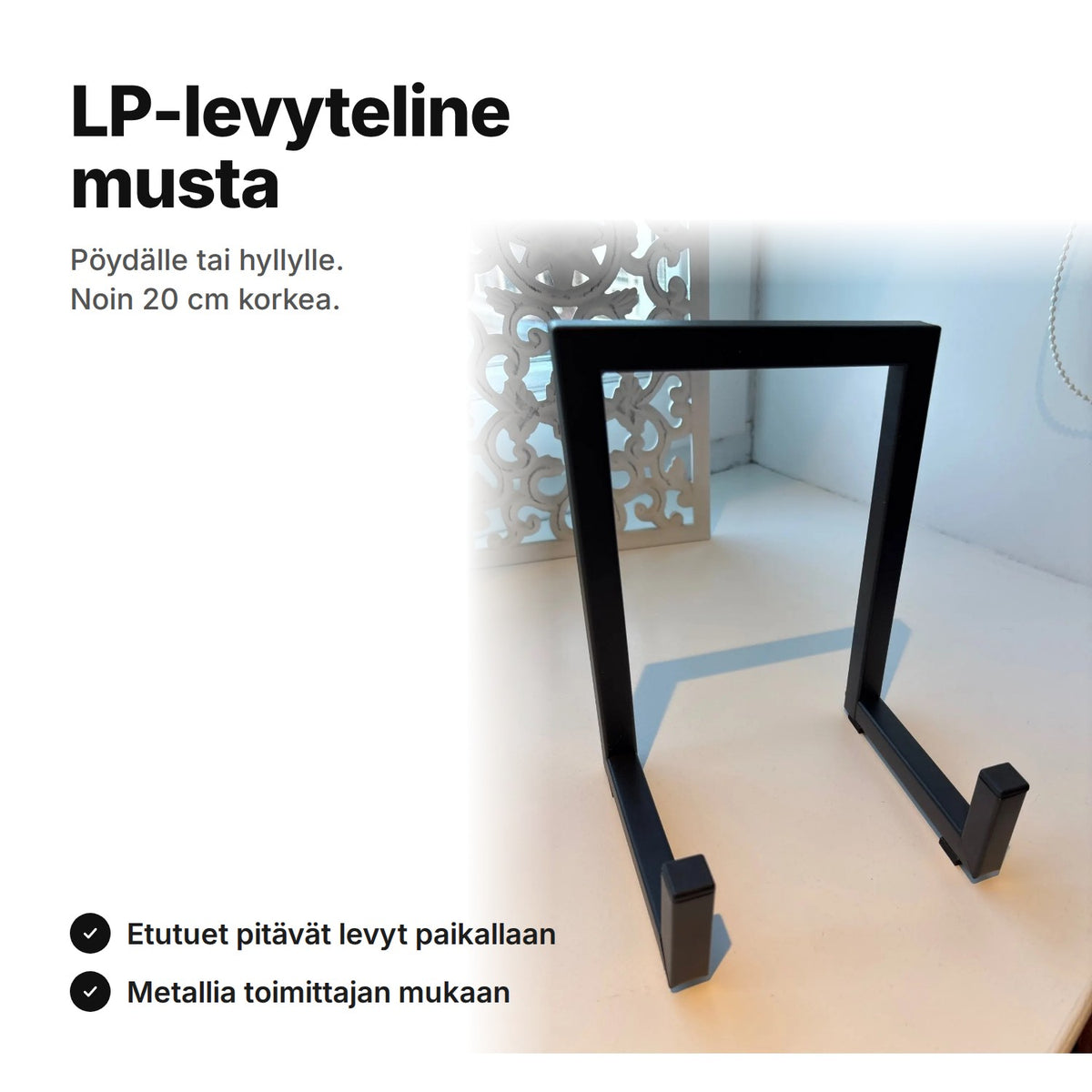 Musta LP-levyteline ikkunalaudalla, noin 20 cm korkea, metallia toimittajan mukaan