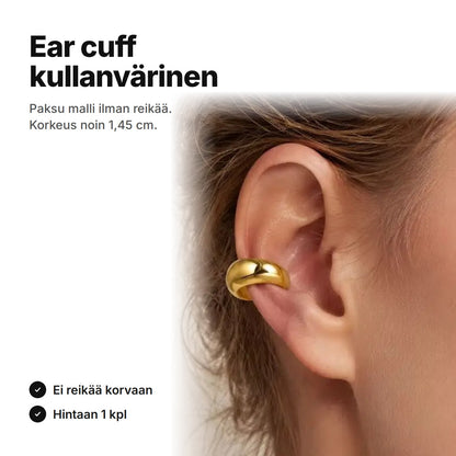 Paksu kullanvärinen ear cuff korvassa ilman reikää, korkeus noin 1,45 cm