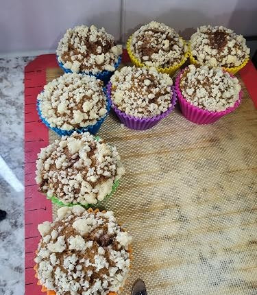 Ostajan kuva: murupintaisia kurpitsamuffinsseja silikonisissa muffinssivuoissa