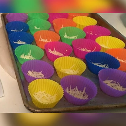 Ostajan kuva: 24 muffinssivuokaa raastetun parmesaanin kanssa leivinpellillä
