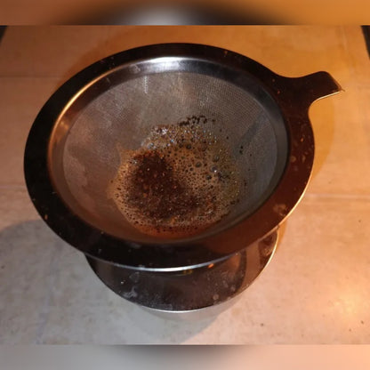 Ostajan kuva: kahvinporot suodatinsuppilon verkossa keittämisen jälkeen