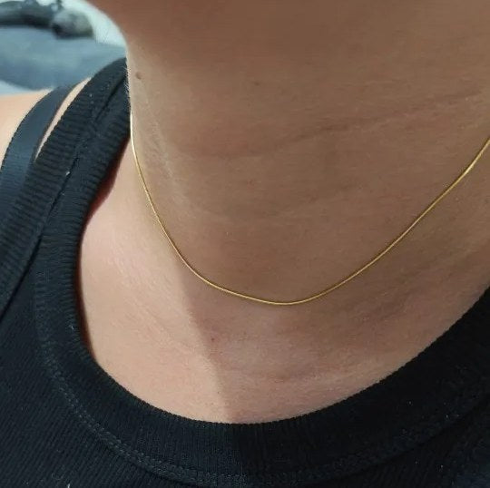 Ostajan kuva: kullanvärinen 40 cm:n käärmeketju kaulan tyvellä