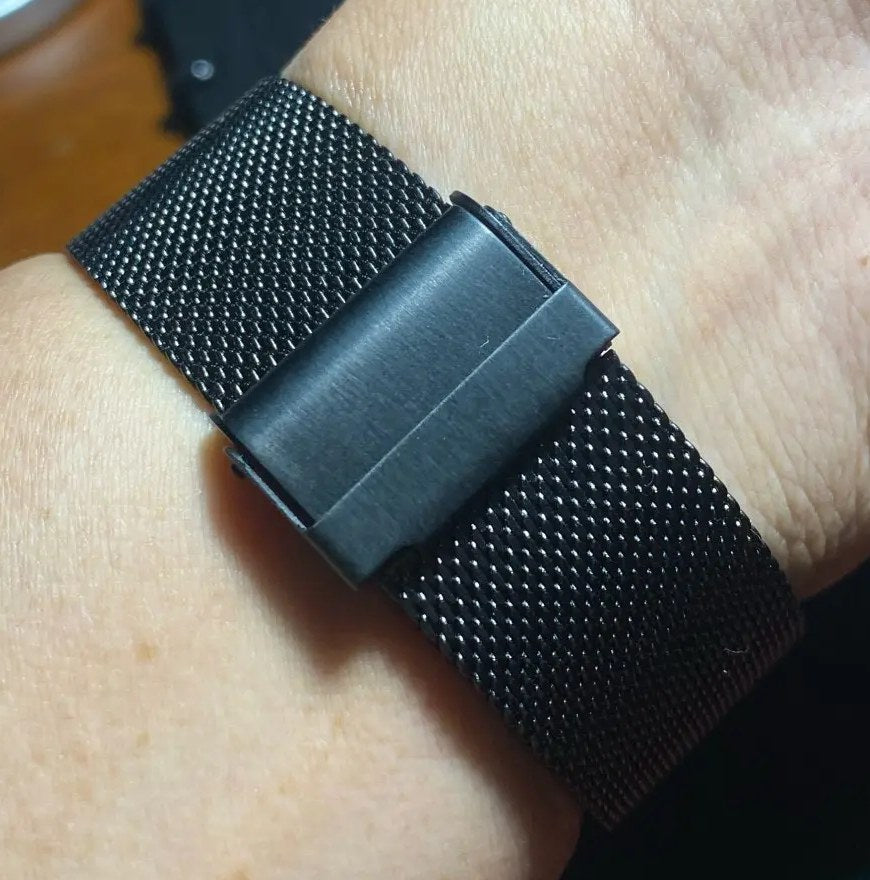 Ostajan kuva: musta teräsverkkoranneke ranteessa, lukko keskellä (22 mm leveä versio)
